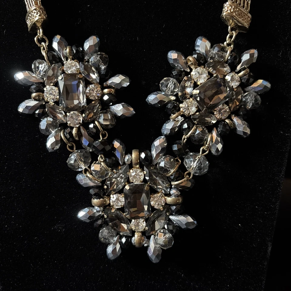 Collar llamativo tono dorado flores con piedras negras y transparentes Foto 2 de 4