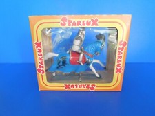STARLUX / LE MOYEN AGE : CHEVALIER  SUR CHEVAL AVEC ROBE  TRES BELLE PIECE 