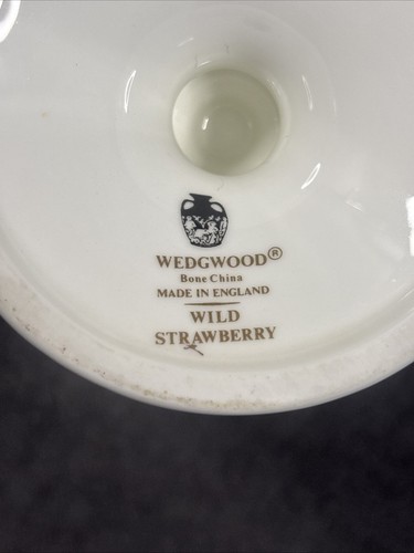 Adorable Wedgwood Wild Strawberry 21 cm Urn Shaped Handled Vase - Picture 7 of 8