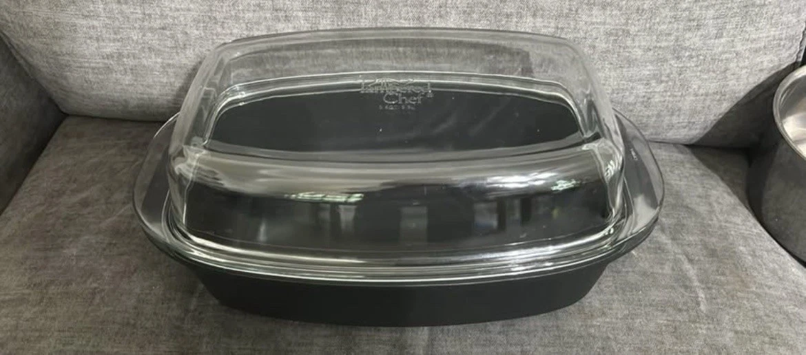 The Pampered chef 3,5 Qt Roaster With Glass Lid