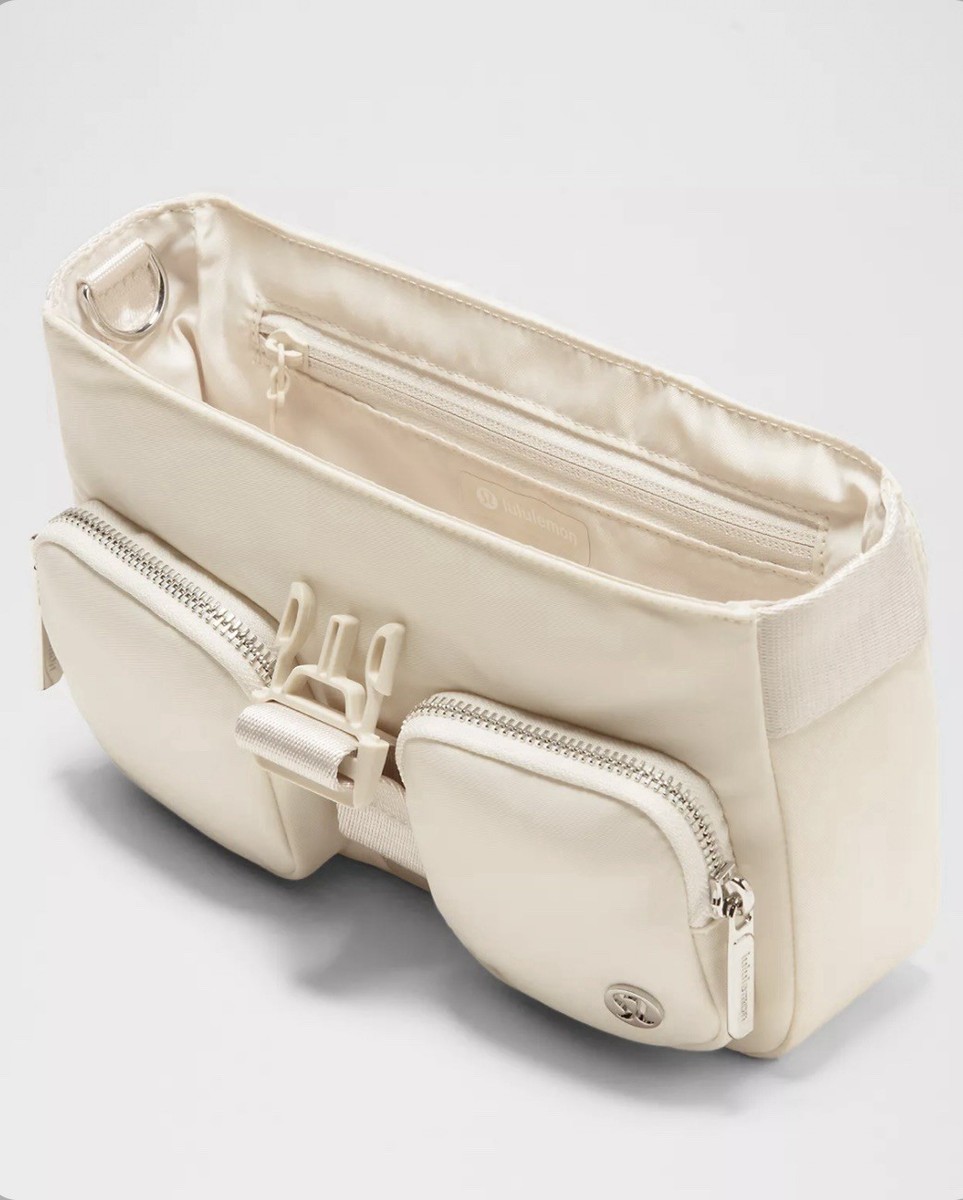lululemon☆撥水 ショルダーバッグ Wunderlust Crossbody Bag 3L Lululemon Wunderlust Multi-Pocket Crossbody Bag 3L