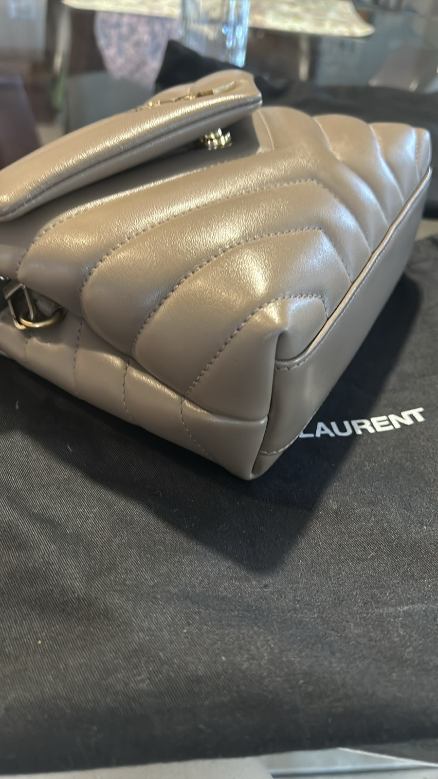 Borsa a tracolla Saint Laurent Loulou Matelasse Chevron giocattolo in pelle