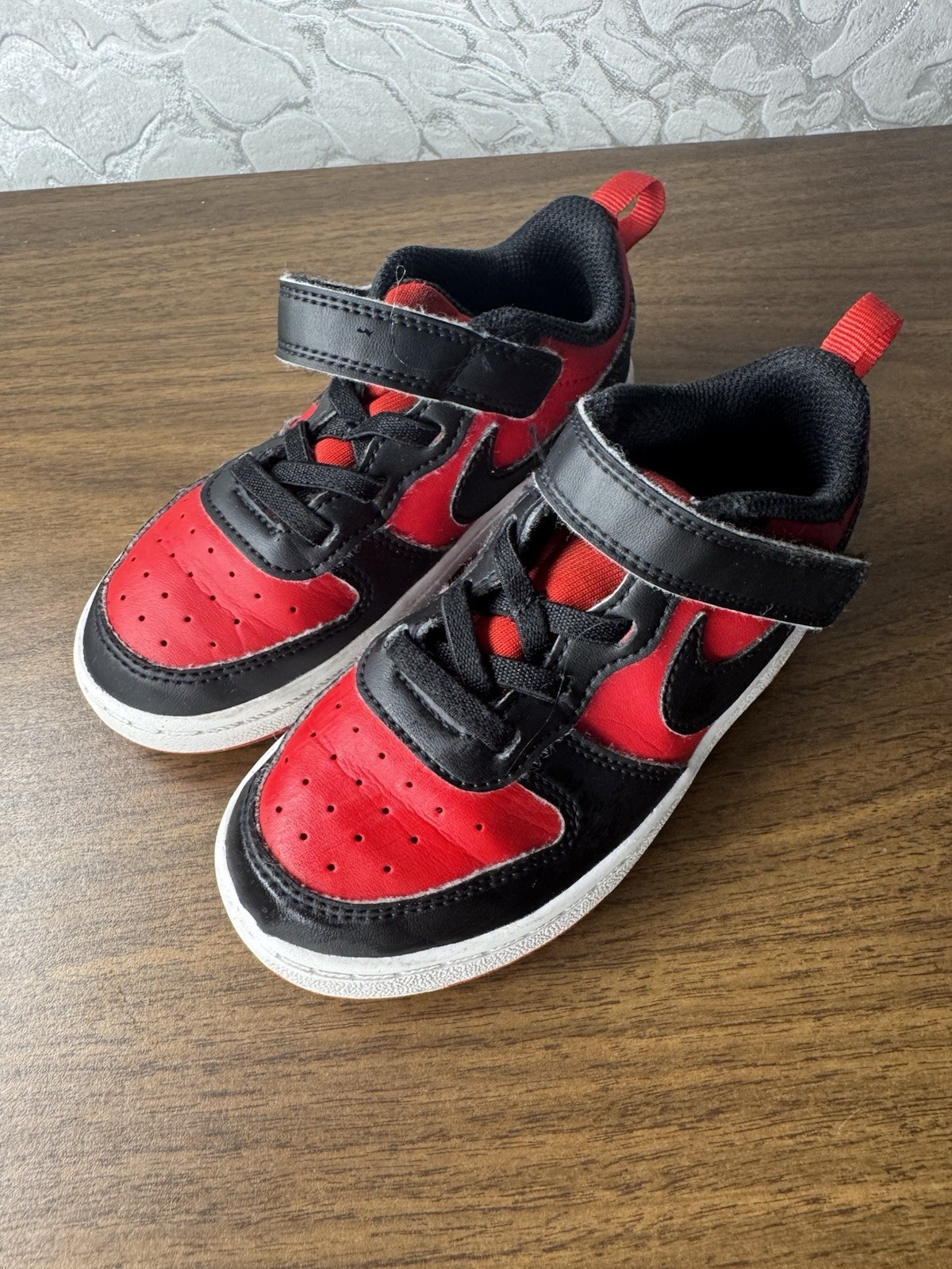 Nike Court Borough Low Top Kids Sneaker 9C EU26 Red/Black Hook & Loop