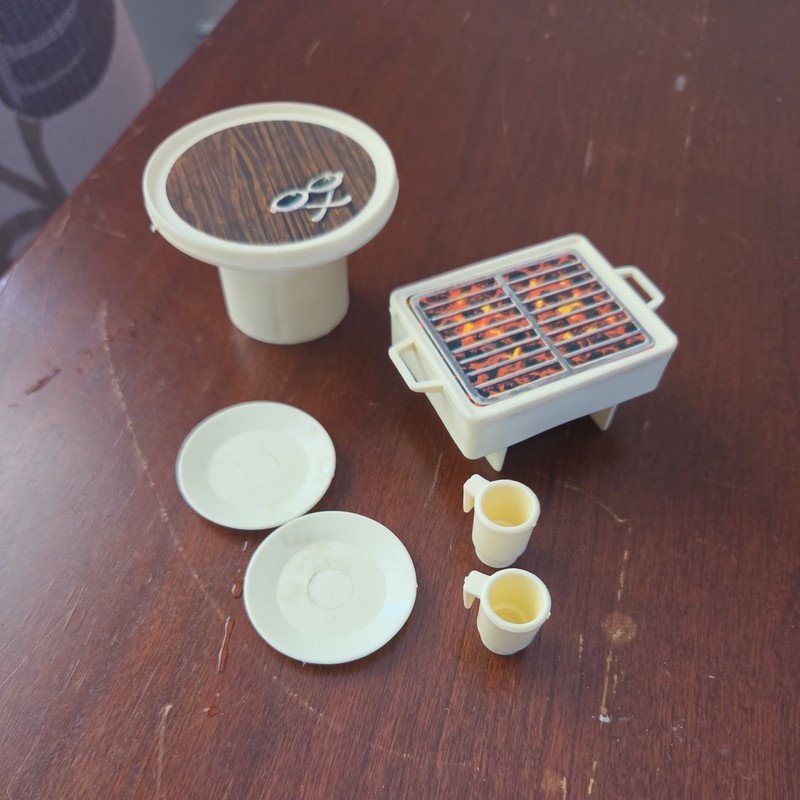Barbie 1976 Superstar Camper Grill, Table W/Sunglasses, 2 Plates/Cups