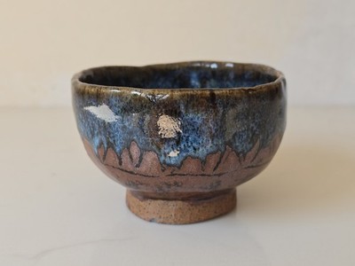 Studiokeramik Steinzeug Teeschale / Yunomi mit Tenmoku und Chun Glasur
