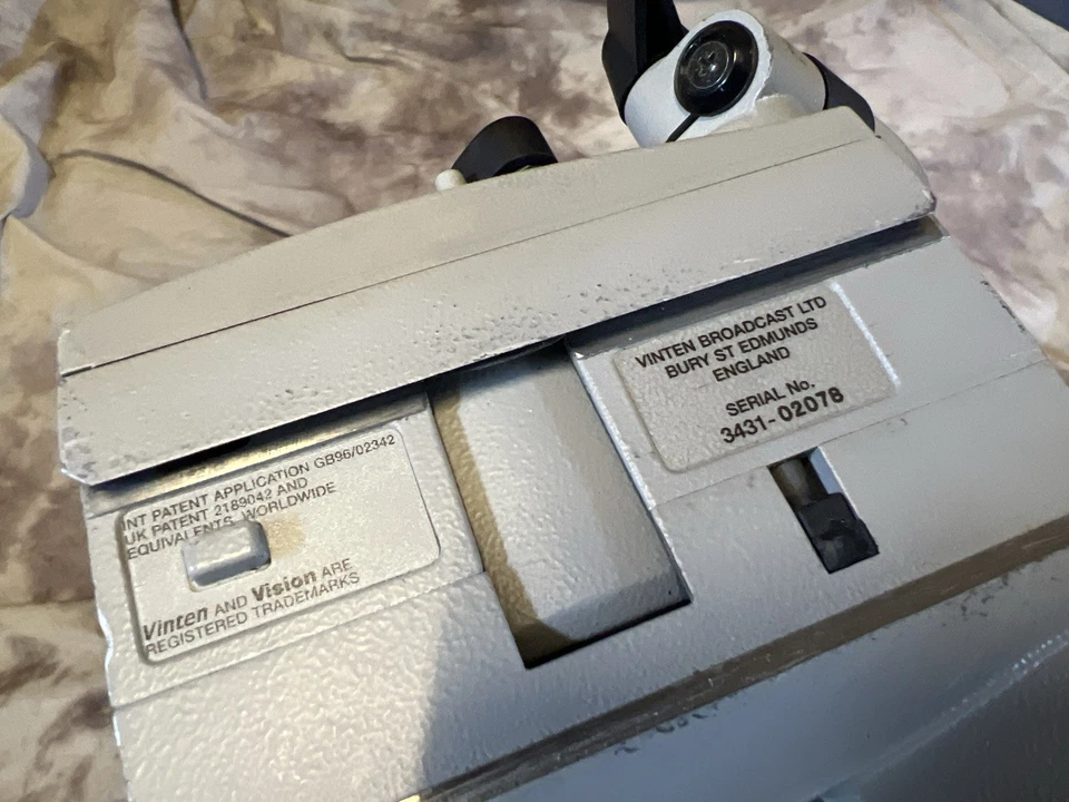 Used Vinten Vision 100 Fluid Head Tripod 3 Stage Carbon - Image 3 of 3