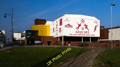 Foto 12x8 Moss Side Manchester Das Gemeindefreizeitzentrum in Moss Side. c2015