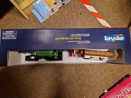 Bruder 03154 John Deere 7R 350 con remolque forestal + baúles escala 1:16 granja de juguetes - Imagen 6 de 9