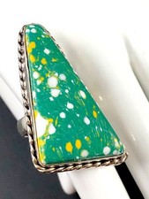 STRIKING STERLING SILVER GREEN WHITE  YELLOW SPOTTED STONE RING SIZE 7.75