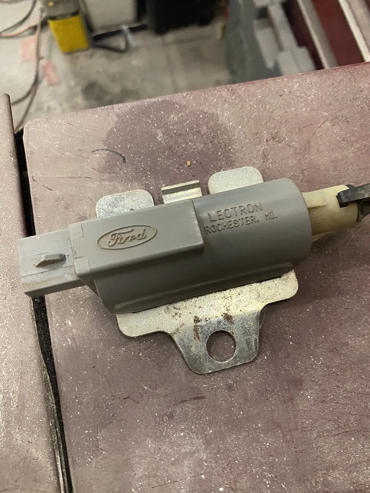 1994 1995 1996 1997 Ford Thunderbird LX Trunk Lock Latch Solenoid - Image 3 of 4