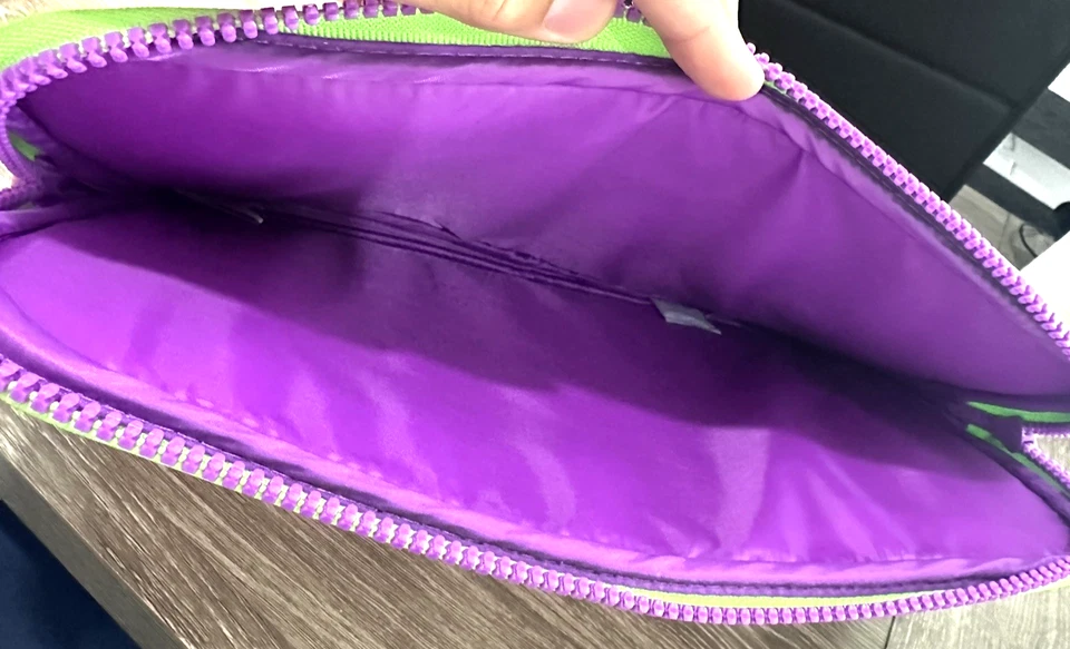 NUEVO Estuche para Laptop Marc Jacobs Daisy Pop Rosa Verde Púrpura Flores Bolso con Cremallera 14" x 10" Foto 4 de 4