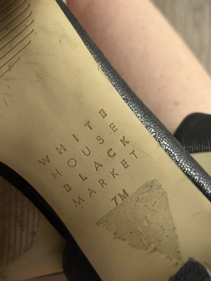 Zapatos de salón de tacón negro White House Black Market 7 lados recortados Foto 3 de 4