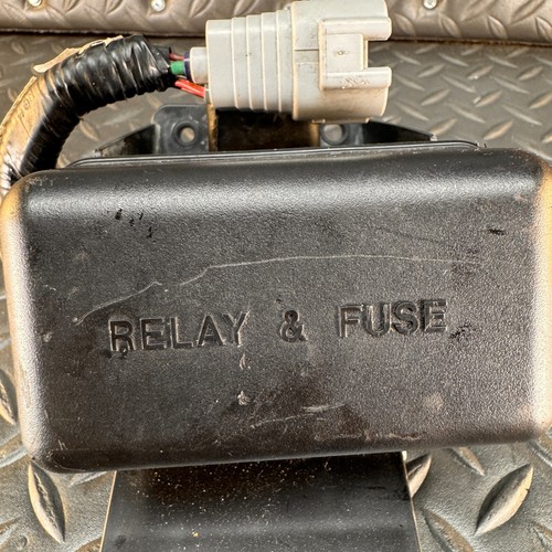 2000-2004 Toyota Avalon Fuse & Relay Box Front Right 82112-07010 OEM - Picture 7 of 9