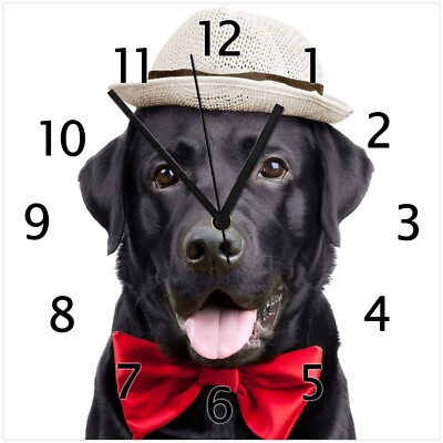 Wallario Wanduhr aus Glas Schwarzer Labrador Retriever roter Fliege Mütze Tier