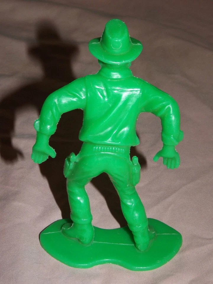 VINTAGE 1960-70S TIM MEE TOYS 5 1/4" GREEN  PLASTIC COWBOY  GUNFIGHTER - Image 3 of 4