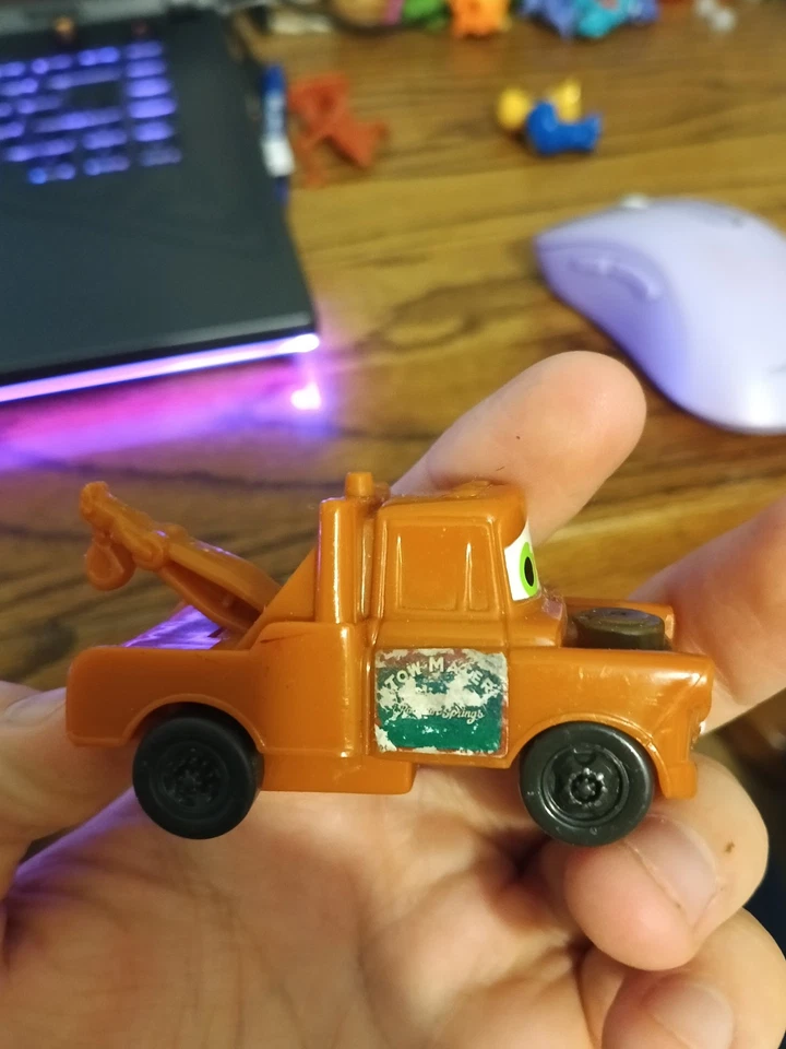 Figura de coche de plástico de juguete Tow Mater Disney/Pixar Cars Kellogg Co. 2006 (escala 1/64) Foto 4 de 4