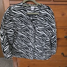 Chico's Zebra Print Jacket Size 2 Large Zip Up Pockets Black White Textured