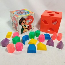 VINTAGE 18 PIECE PLASTIC SHAPES  CUBE CHILD  S LEARNING TOY COMPLETE W/BOX