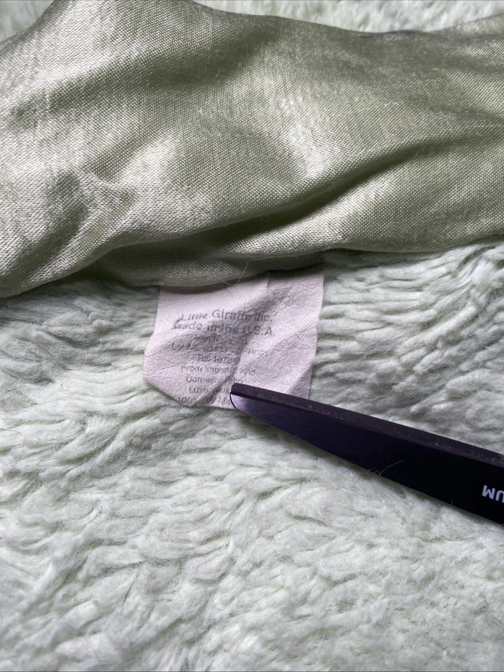 Cobertor de bebê Little Giraffe verde claro acabamento acetinado reversível Sherpa Lovey 28x33 - Imagem 3 de 4