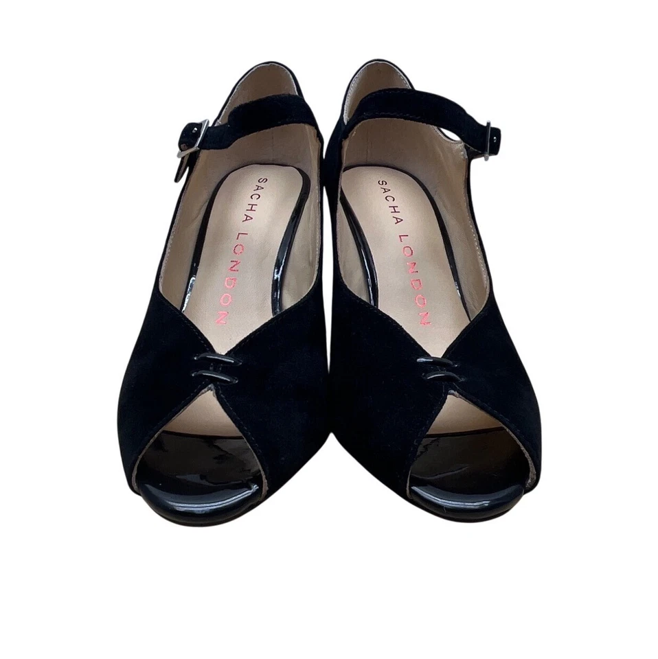 Zapatos de salón Sacha London de gamuza negros con hebilla y punta abierta talla 9 Foto 2 de 4