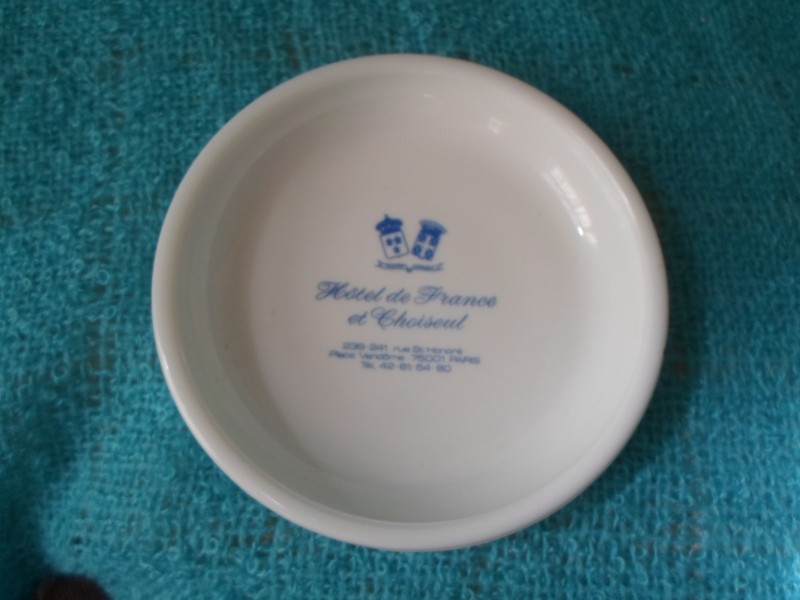 HOTEL DE FRANCE ET CHOISEUL PARIS VINTAGE MILK GLASS ASH TRAY/TRINKET DISH
