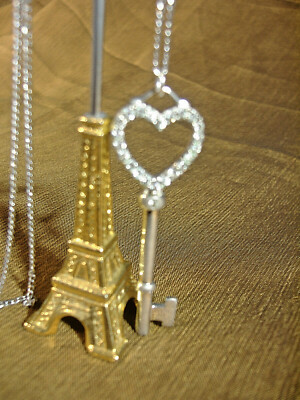 VINTAGE STERLING SILVER HEART KEY PENDANT WITH 16'' STERLING SILVER CHAIN -CIJ