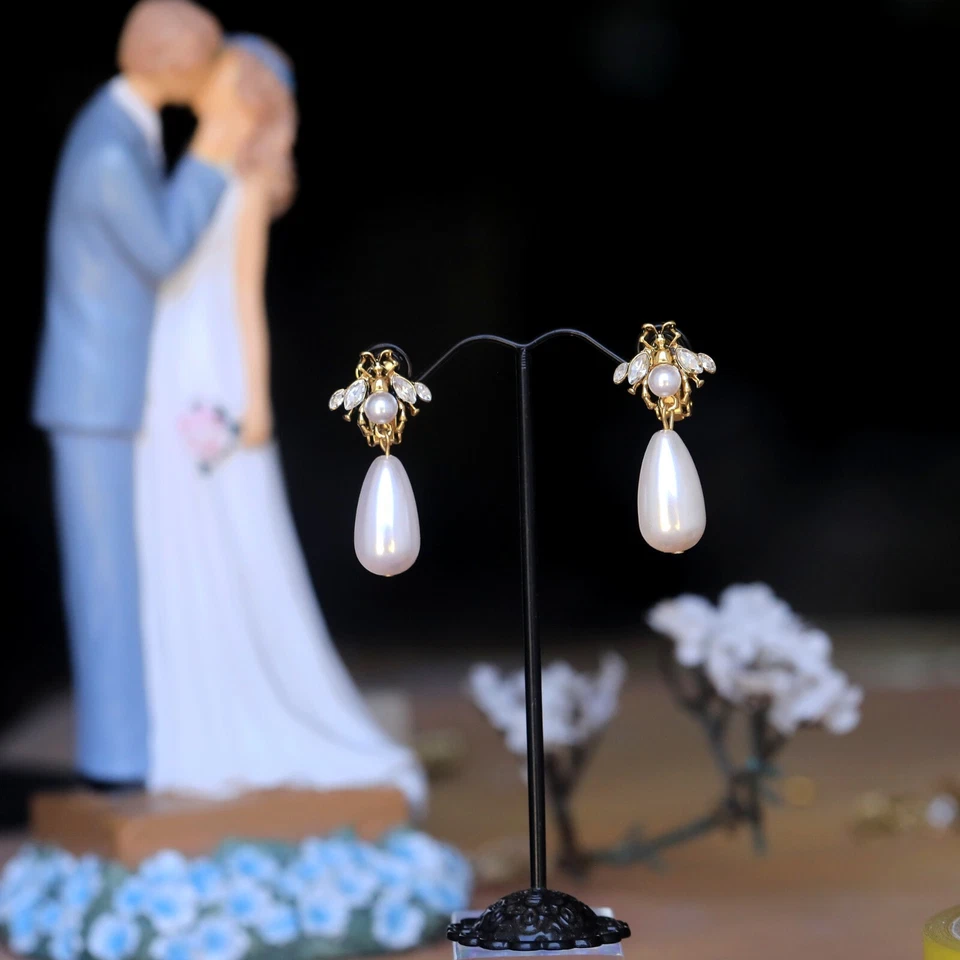 Boucles d'oreilles Clip on Doré Insect Abeille Fausse Perle Goutte Blanc QD1 - Photo 1/4