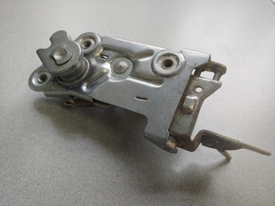 EXCELLENT USED ORIGINAL GENUINE PORSCHE 911 930 PASSENGERS SIDE DOOR LATCH 3/74 - Image 4 of 4