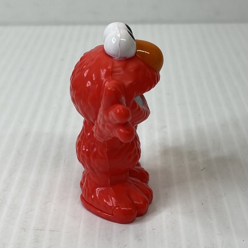 Hasbro 2013 Sesame Street Workshop Elmo 2.5" Toy Figure Topper - Picture 4 of 4