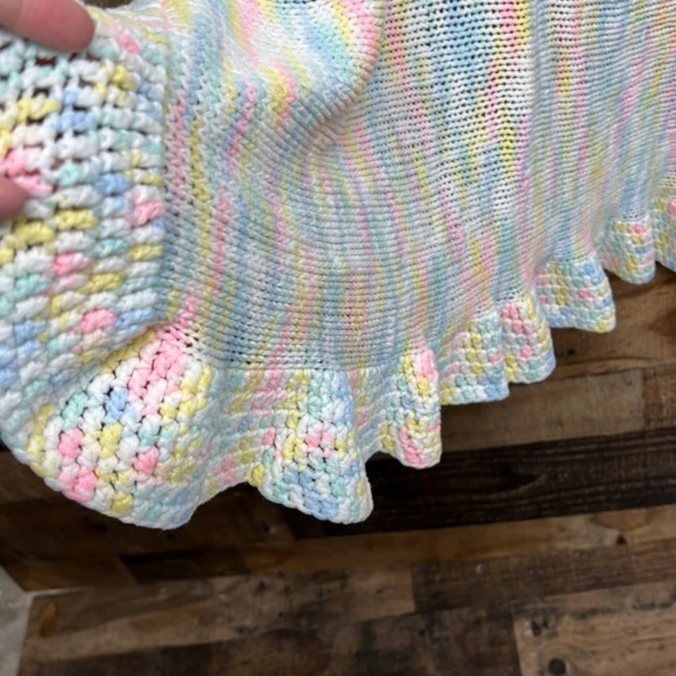 Manta de bebé hecha a mano con borde de volantes festoneados de ganchillo colores pastel Foto 3 de 4