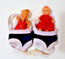 MUÑECA GEMELOS BEBÉS CON PORTABEBÉS CLON CASA DE MUÑECAS TALLA 1" miniatura plástico ROJO