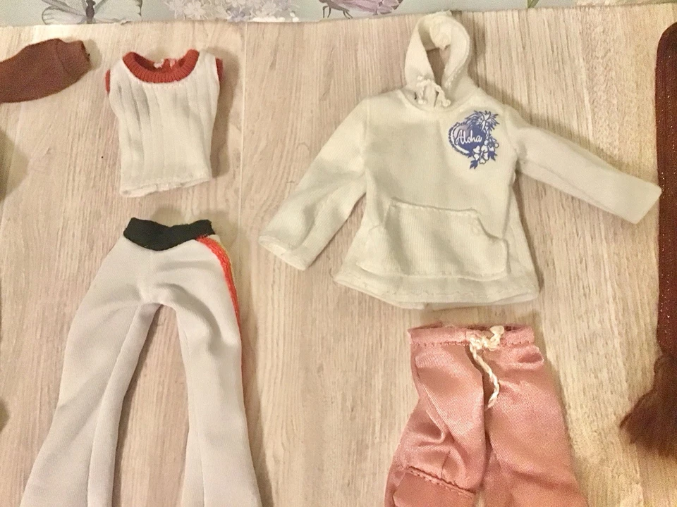 Lote de ropa y accesorios para muñecas Bratz y otros surtidos años 2000 Foto 3 de 4
