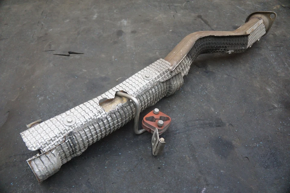 Rear Right Exhaust Muffler Pipe Shield AD43-5220-BD OEM Aston Martin Rapide 2010 - Image 4 of 4