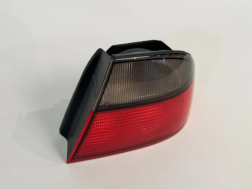 Luz trasera SAAB 9-5 2001, derecha, lado del pasajero, montaje en panel QTR, sedán de 4 puertas OEM Foto 2 de 4