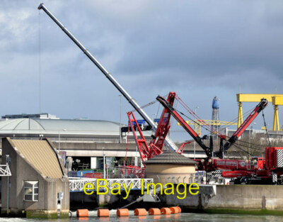 Foto 6x4 Crane Queen's Quay Belfast - März 2015 (3) Ein Straßenkran (backgr c2015