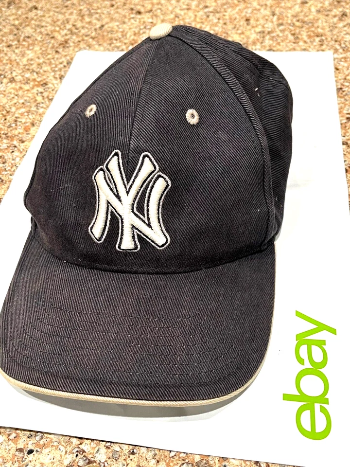 CHIEN-MING WANG "Wang Chien-ming" in Chinese script Autographed Baseball Cap - Image 4 of 4