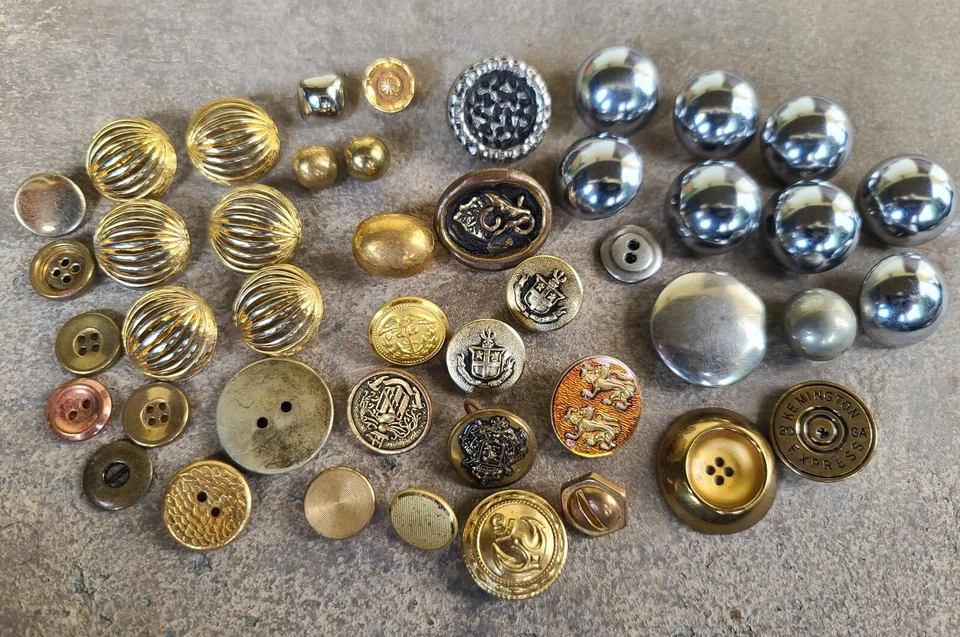 Vtg Shank Button  1930s-60s Vtg Mid Century Modern Coat Silver Gold Tone Crest - Image 3 of 4