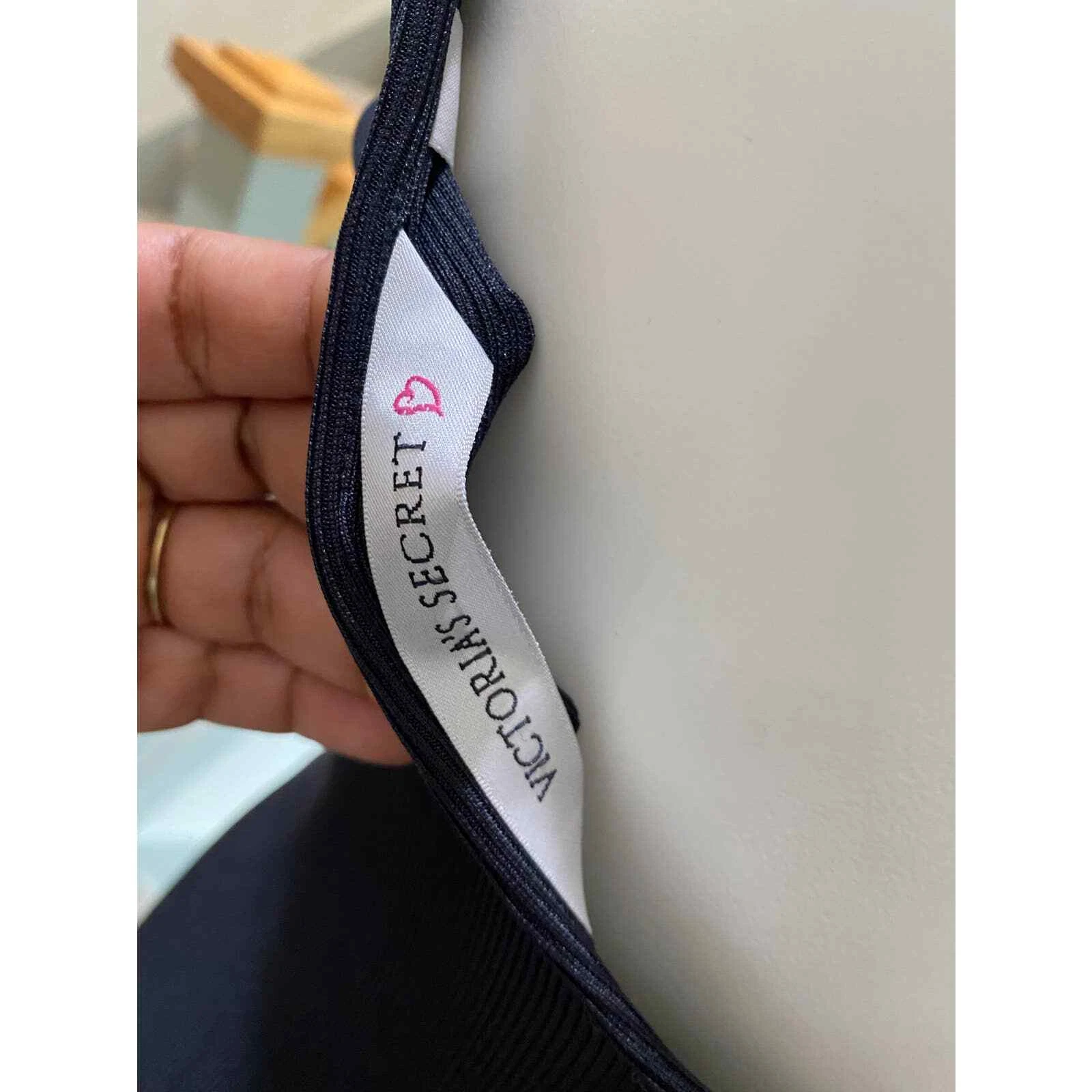 UNDERCOVER Abito Victoria Secret nero profondo V sul retro