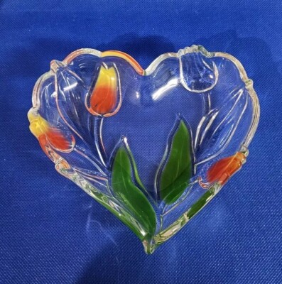 Vintage Glasschale in Herzform mit roter und gelber Tulpe. Süßigkeiten-/Schmuckschale