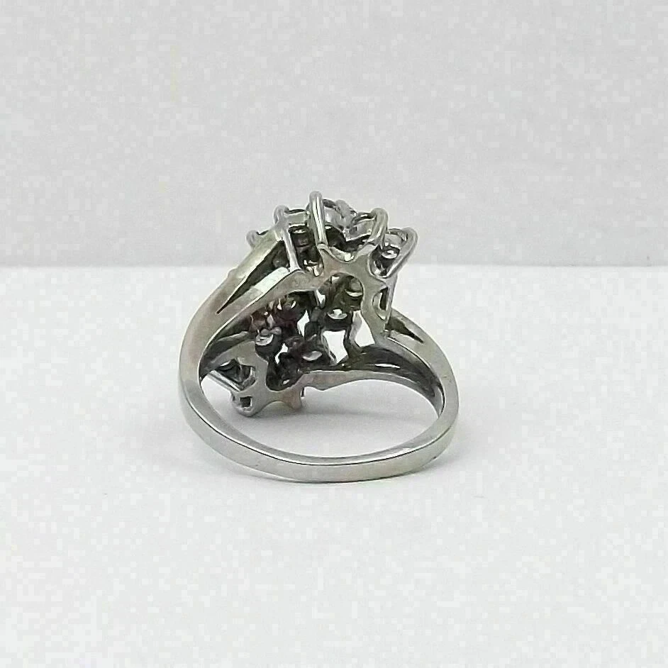 Коктейльное кольцо с кластером бриллиантов круглой огранки 2 карата с покрытием из белого золота 14 карат - Изображение 3 из 4