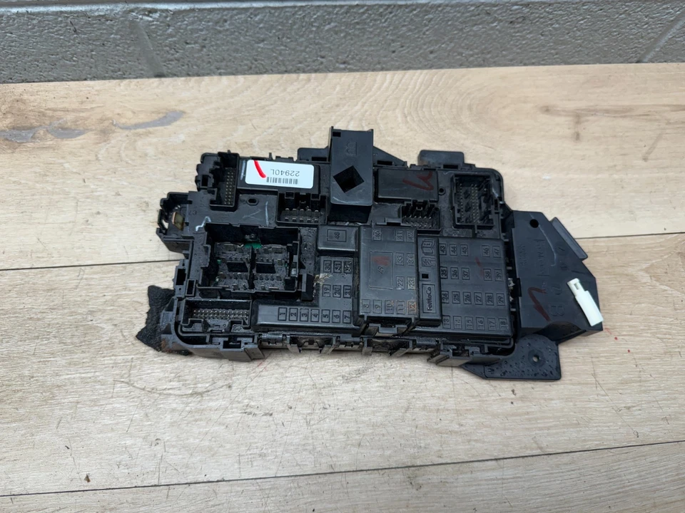 FORD F-250 F-350 11-16 OEM INTERIOR DEBAJO DEL TABLERO RELÉ CAJA DE FUSIBLES CONEXIÓN DE ALIMENTACIÓN Foto 4 de 4