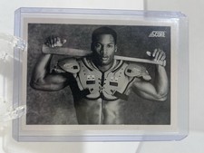 1990 Score Bo Jackson #697 Iconic Shoulder Pads Black & White baseball card