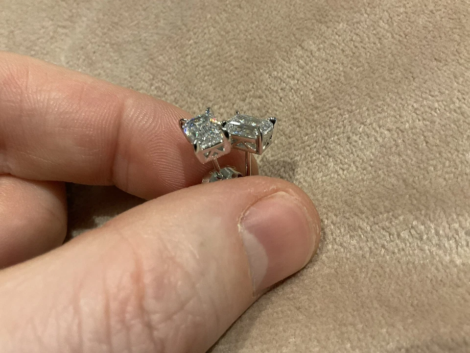 Aretes de diamantes de corte esmeralda creados en laboratorio de 2,0 quilates en platino 925 Foto 4 de 4