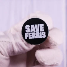 CUTE MOVIE MEMENTO FERRIS BUHLER'S DAY OFF "SAVE FERRIS" LAPEL PIN W/BONUS BAG