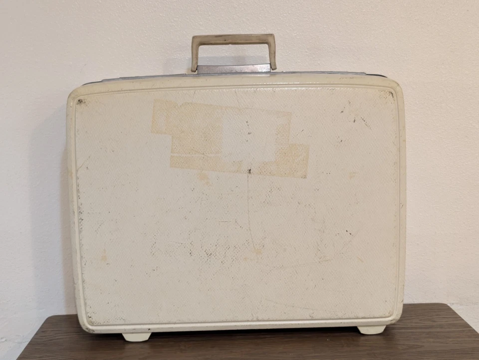 Vintage Samsonite Sentry 20x16x7 & American Tourister 16x13x6 Cream Suitcases - Image 4 of 4