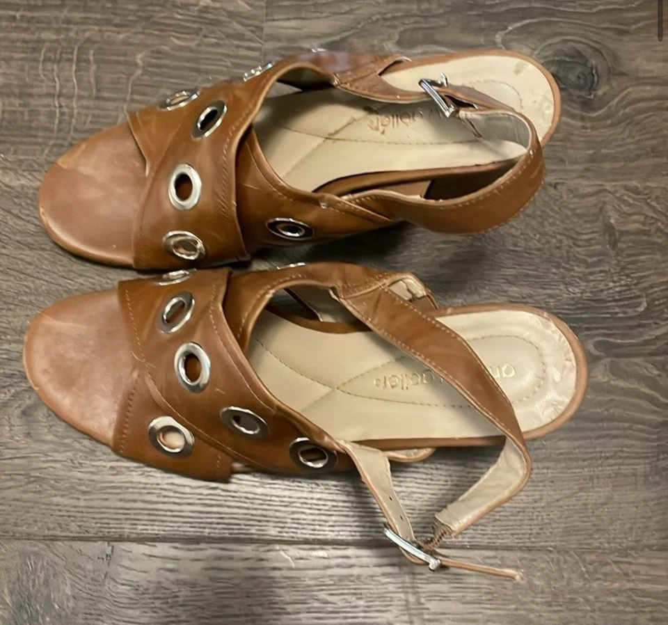 Andrew Geller Tan Slingback Sandals w/ Silver Circular Designs, Size 9M - Image 2 of 4