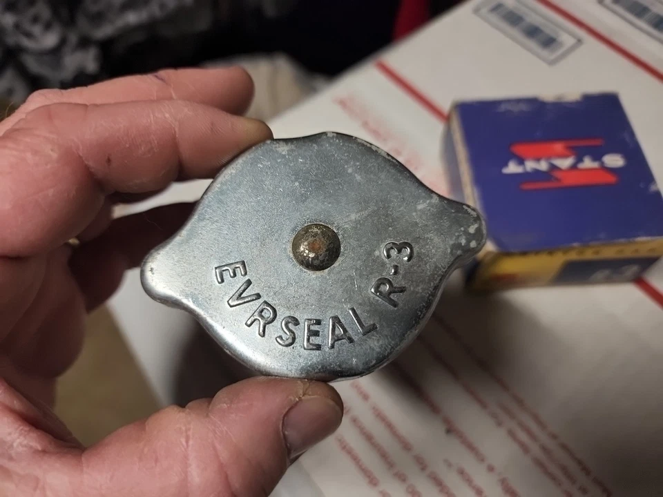 1937-1950 Cadillac Chevy Hudson DeSOTO PLYMOUTH 1939-50 TAPA RADIADOR STANT R3 Foto 2 de 4