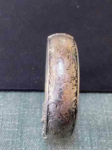 WIDE HINGED SCROLLED SILVER PLATE BRACELET -COSTUME JEWELRY - 第 2/3 張圖片