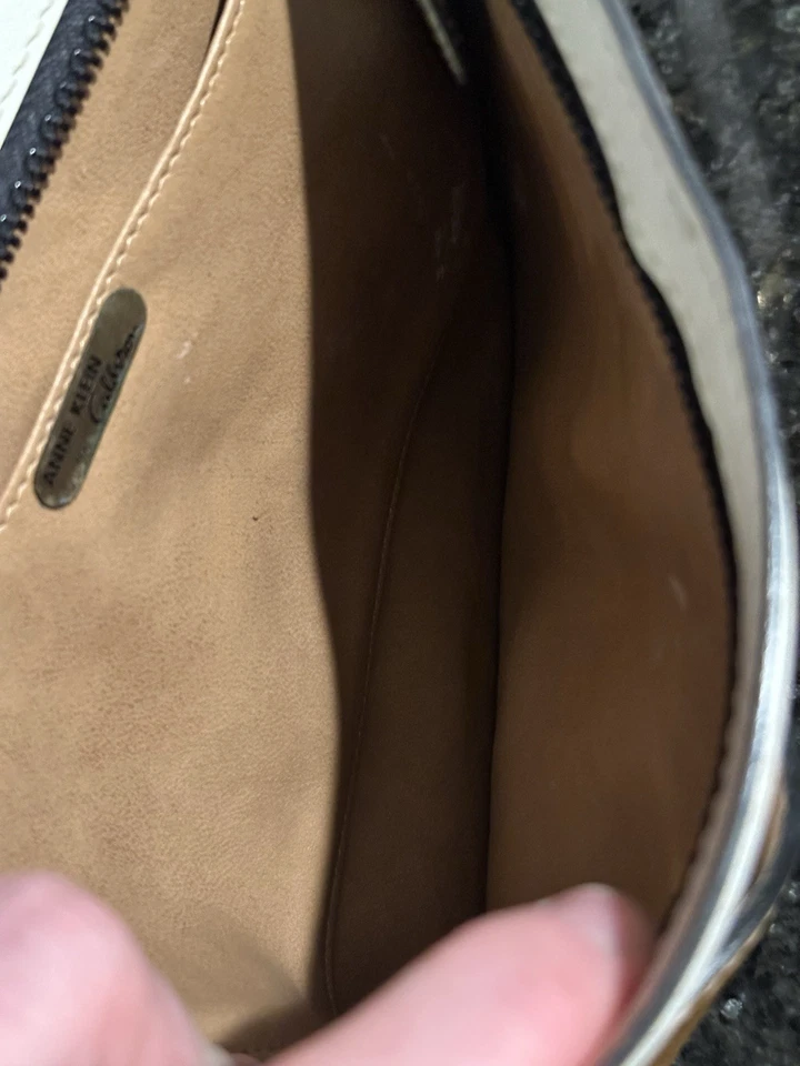 Muñequera clutch vintage de cuero marrón blanco Anne Klein para Calderón Foto 2 de 4