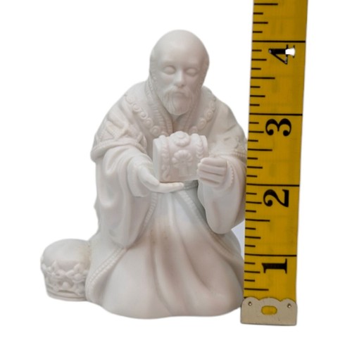 Estatuilla de porcelana blanca Avon Nativity Collectibles The Magi Melchor 1982 - Imagen 7 de 12